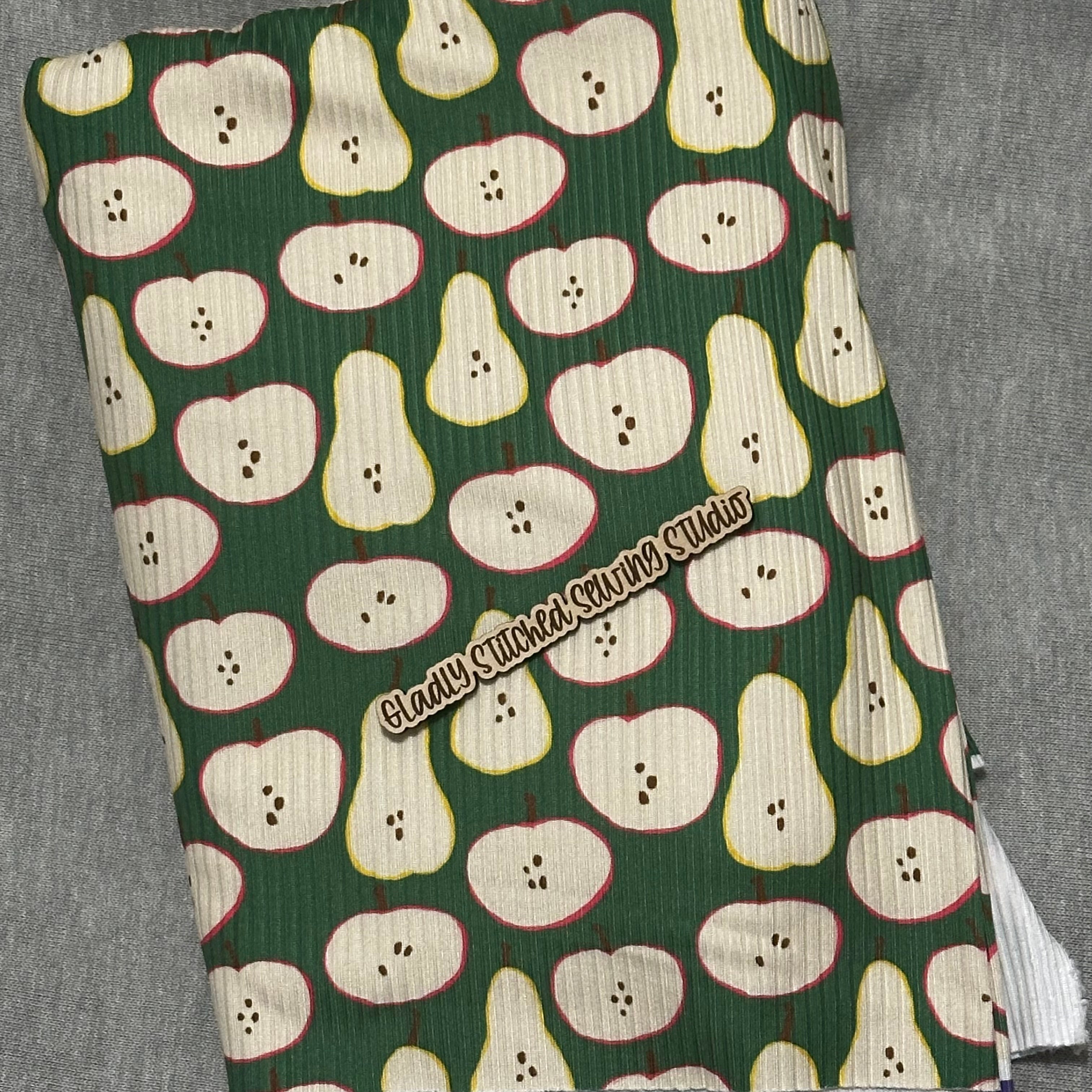 Apples/Pears on Dark Green